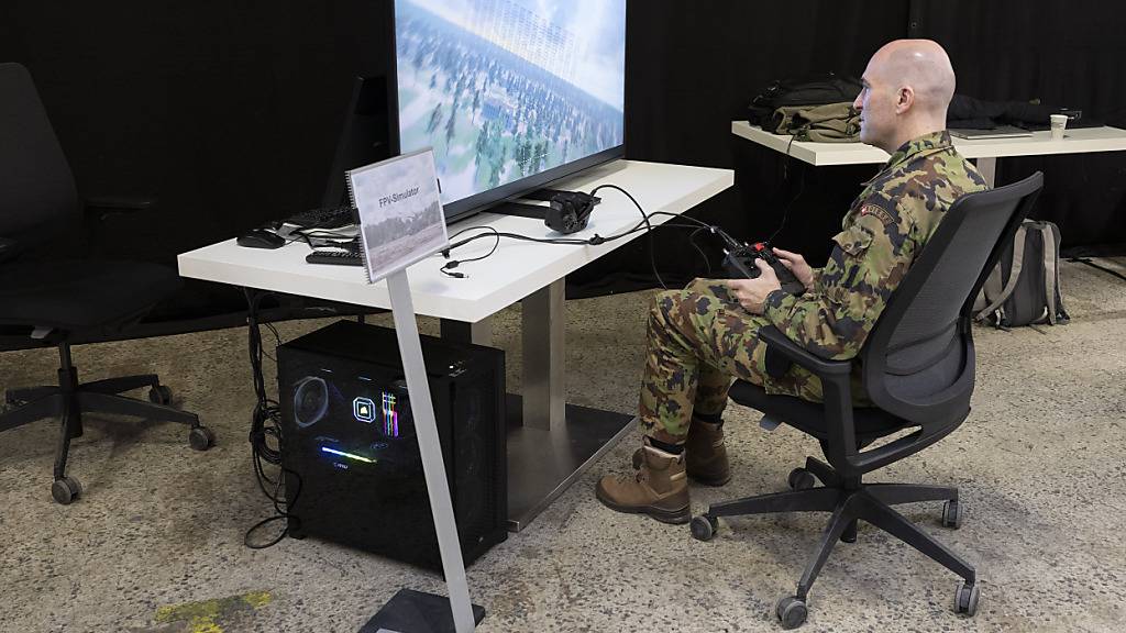 Armeechef Thomas Süssli hat mit einem Drohnensimulator bereits geübt. (Archivbild)