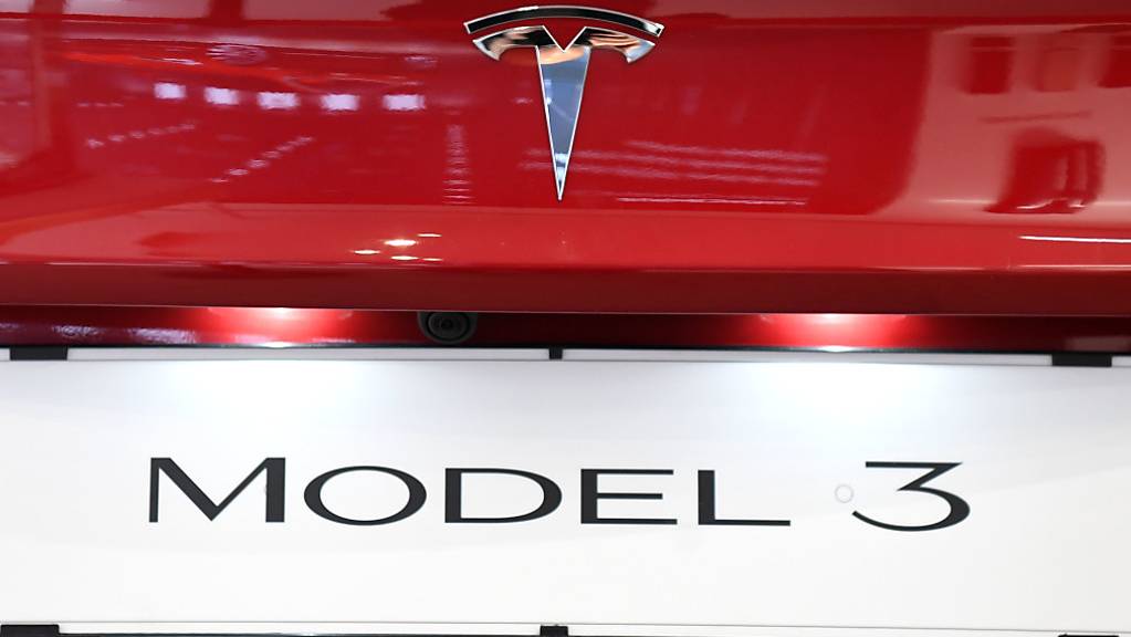 Mit dem Tesla Model 3 rangiert erstmals ein Elektroauto unter den fünf meistverkauften Automodellen der Schweiz. (Archivbild)