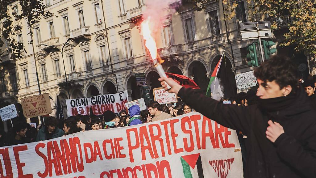 Sprengsatz und verletzte Polizisten bei Demo gegen Meloni-Regierung