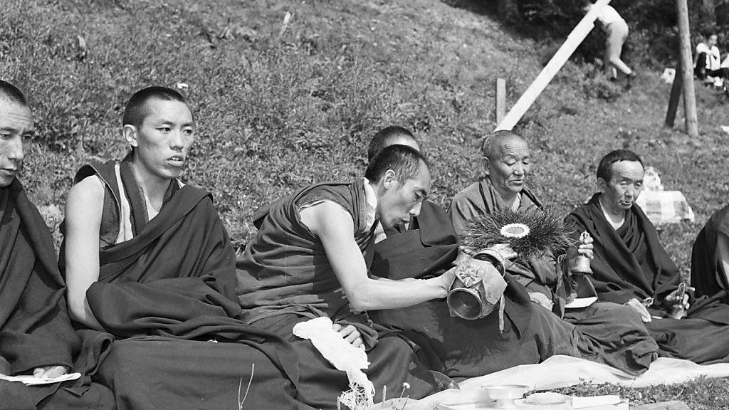 Buddhistische Mönche legen am 29. Juli 1967 den Grundstein zum klösterlichen Tibet-Institut in Rikon im Tösstal. (Archivbild)