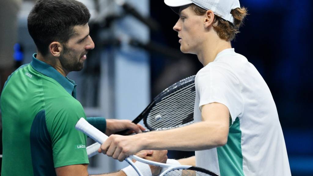 Jannik Sinner (rechts) lässt sich von Novak Djokovic zum Sieg gratulieren