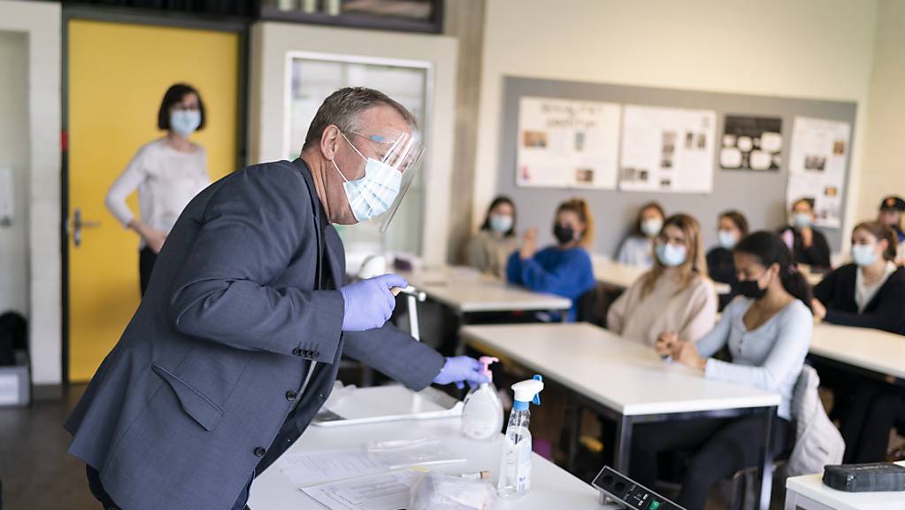 80 Lehrpersonen sind im Kanton Schwyz wegen Corona ausgefallen, weshalb nun die Maskenpflicht im Unterricht ausgeweitet wird. (Symbolbild)