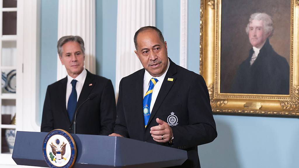 Niues Regierungschef Dalton Tagelagi (rechts) traf in den USA auch US-Aussenminister Antony Blinken (links). (Archivbild)