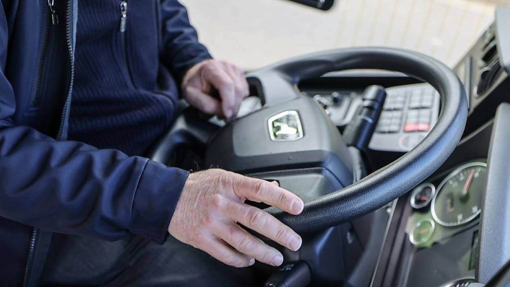 Ein Mann bedrohte in Wattwil SG einen Busfahrer, weil dieser an einer Haltestelle angeblich zu früh losgefahren sei. (Symbolbild)