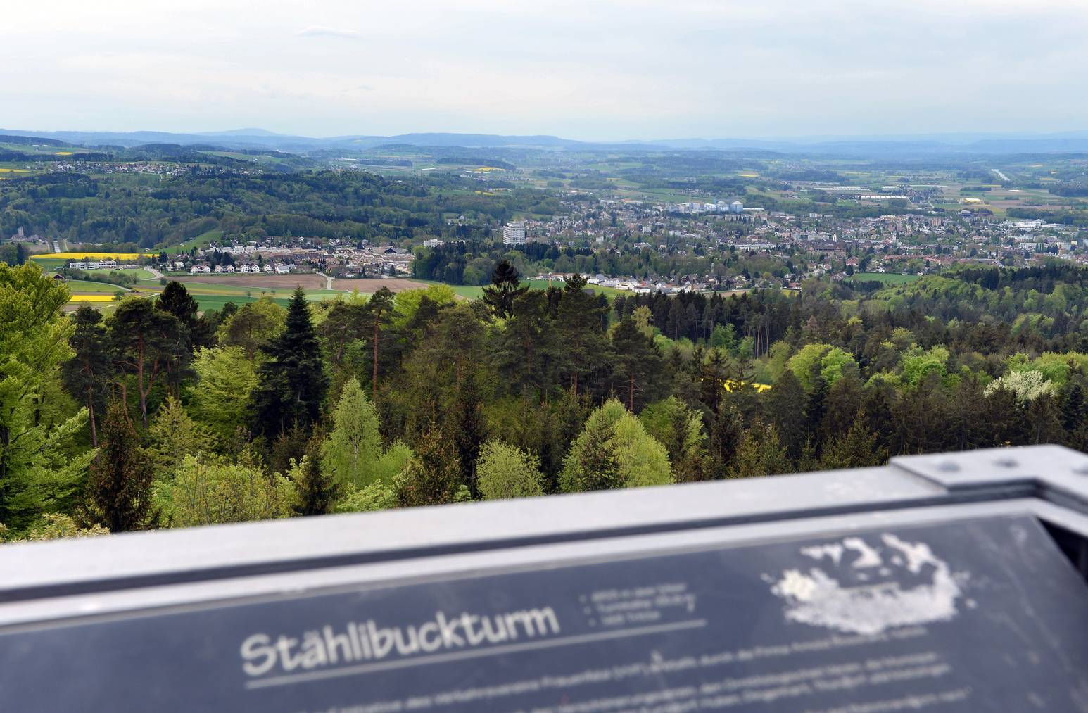 Die Aussicht vom Stählibuckturm reicht von Voralberg im Osten bis zu den Berner Alpen im Westen.
