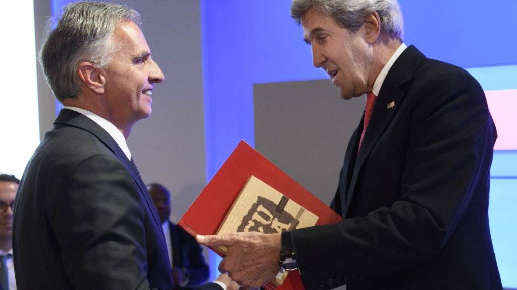 Aussenminister Didier Burkhalter überreicht seinem abtretenden US-Amtskollegen John Kerry am WEF ein exklusives Geschenk.