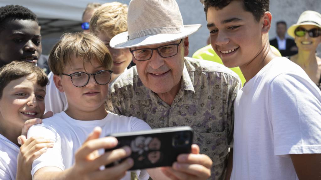 Bundespräsident Guy Parmelin lässt sich in seinem Heimatkanton Waadt mit Jugendlichen fotografieren.