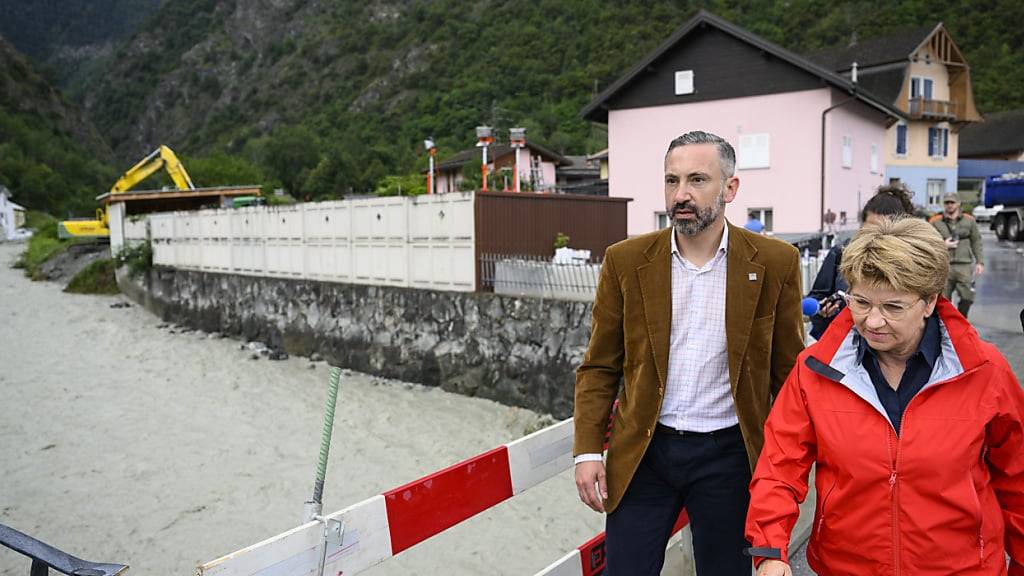 In Begleitung des Walliser Staatsrats Frédéric Favre (links) besichtigt Bundespräsidentin Viola Amherd am Montag Schadenplätze im Wallis - hier in der Ortschaft Chippis.