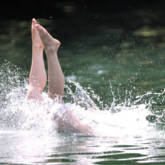 Schwere Verletzungen nach Sprung ins Wasser