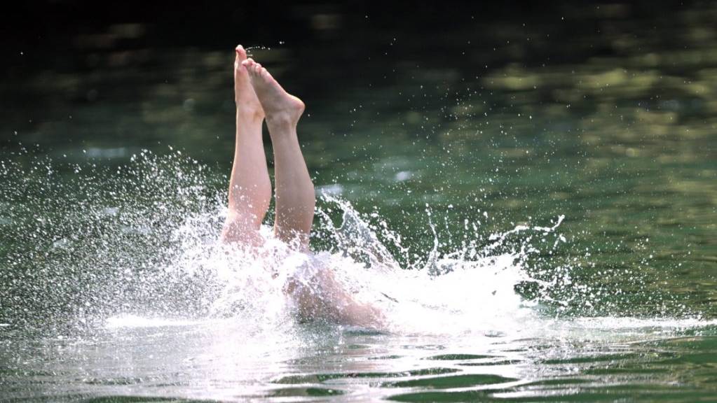 Ein 22-Jähriger verletzte sich beim Sprung kopfüber in den Rotsee lebensbedrohlich. (Symbolbild)