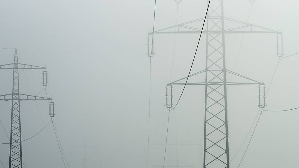 Strommasten bei Niederbipp. Die Energiekrise lässt die Preise in die Höhe schnellen.