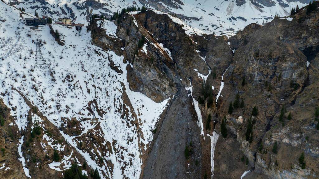 Mit Hilfe zweier Sprengungen wurde die Gefahrenlage unterhalb des Trübsees im Kanton Obwalden nach Angaben der Titlis Bergbahnen beseitigt.
