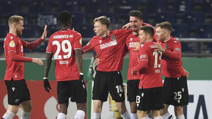 Borussia Mönchengladbach scheitert im Pokal, Union weiter