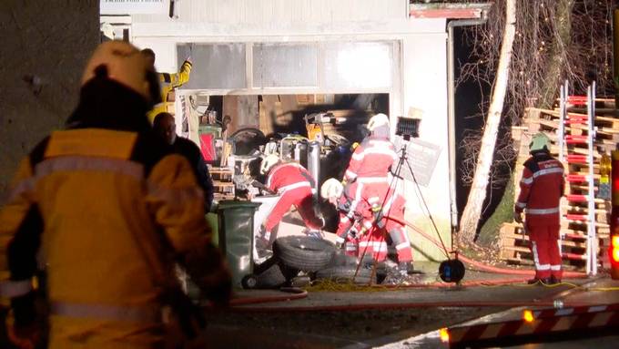 Garage brennt an Heiligabend – sechs Personen in Sicherheit gebracht