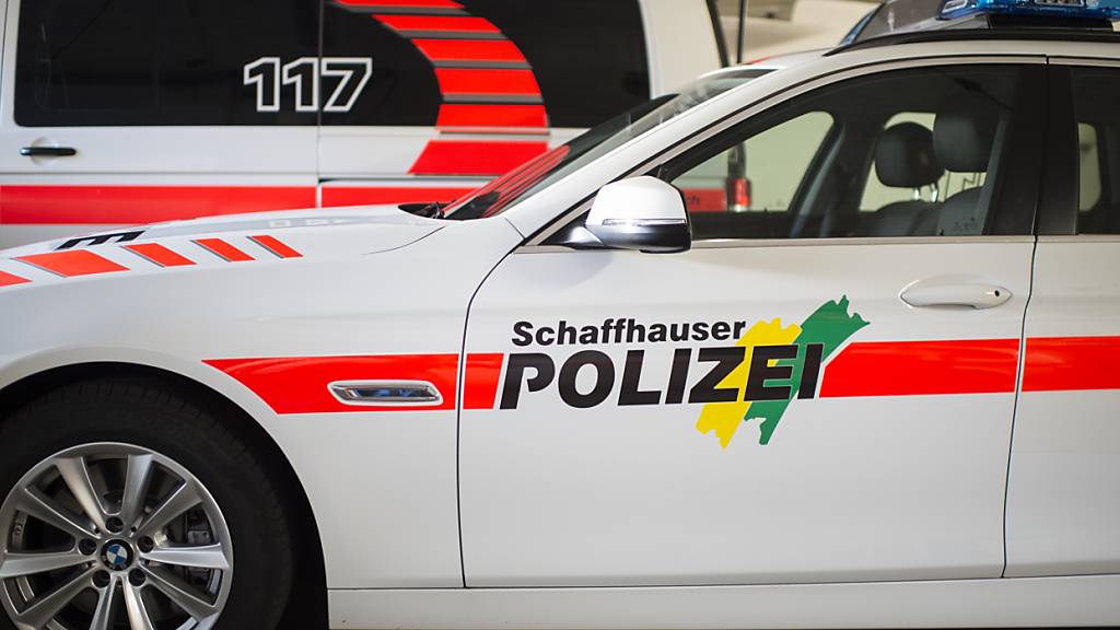 Die Schaffhauser Polizei rückte am Dienstag wegen eines Unfalls nach Neuhausen aus. Ein 6-Jähriger hatte sich dabei verletzt. (Symbolbild)