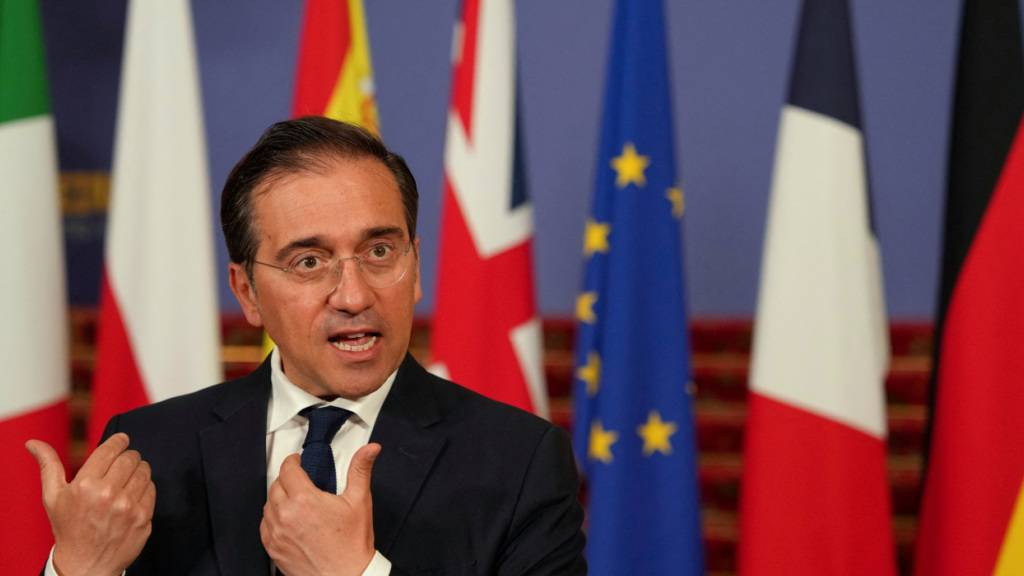 ARCHIV - Der spanische Außenminister Jose Manuel Albares Bueno spricht zu den Medien, als er zu Gesprächen über die Ukraine und die Zukunft der europäischen Sicherheit im Lancaster House in London eintrifft. (zu dpa: «Spanien fordert internationales Waffenembargo gegen Israel») Foto: Carlos Jasso/Pool Reuters via AP/dpa