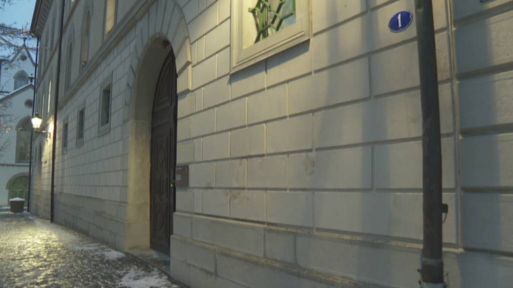 Eisenstangen-Attacke auf Polizei: Rumäne vor Gericht