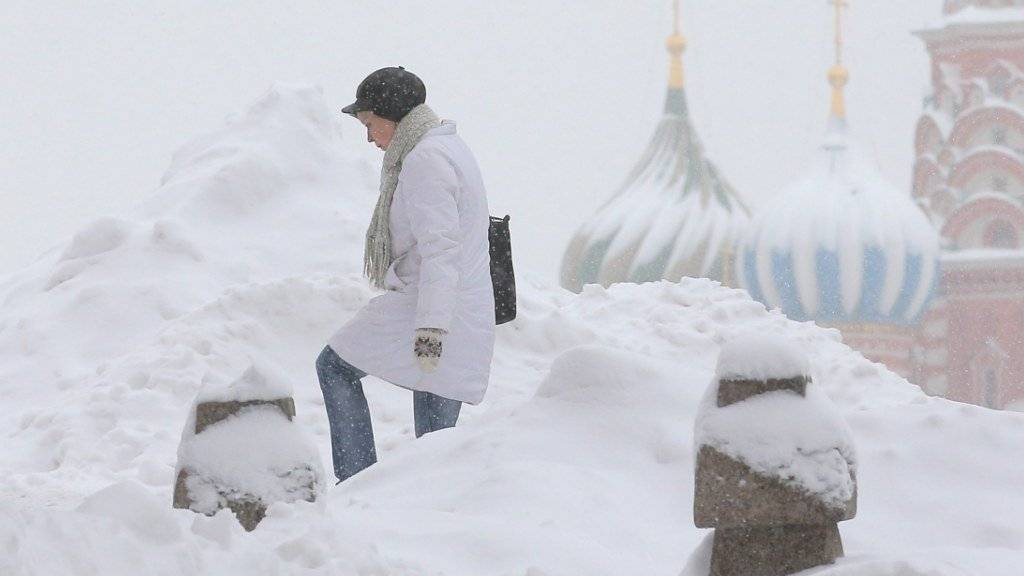 Auf dem Roten Platz in Moskau türmt sich der Schnee: Bis über 60 Zentimeter Schnee werden in der russischen Hauptstadt erwartet.