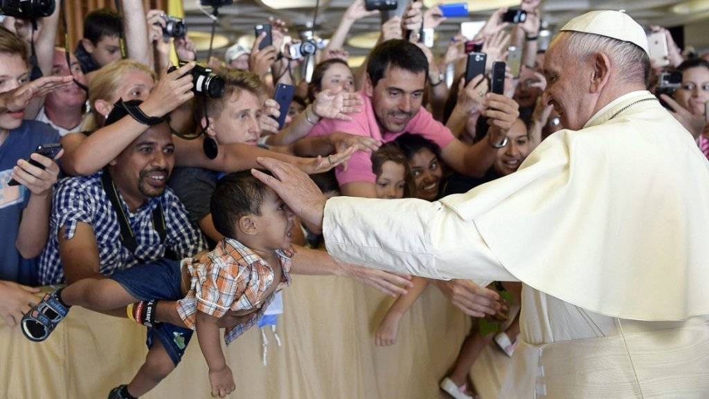 Papst Franziskus segnet gläubige Katholiken auf einer seiner wöchentlichen Audienzen im Vatikan. In einem Interview griff der Papst die Skandalpresse und die Verbreitung falscher Nachrichten an.