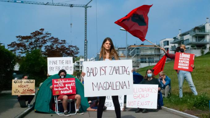 Juso protestiert vor der Villa von Magdalena Martullo-Blocher