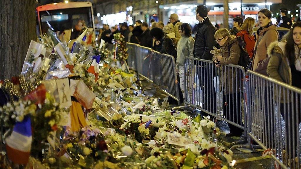 Blumen vor dem Bataclan nach den Anschlägen in Paris - trotz Behördenfehler habe der Anschlag im Bataclan nicht vorhergesehen werden können, befand ein Untersuchungsausschuss. (Archiv)