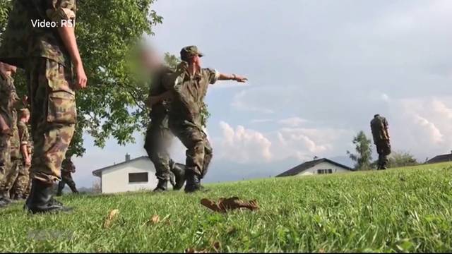 Schockierendes Armeevideo: Rekrut wird von Kameraden mit Steinen beworfen