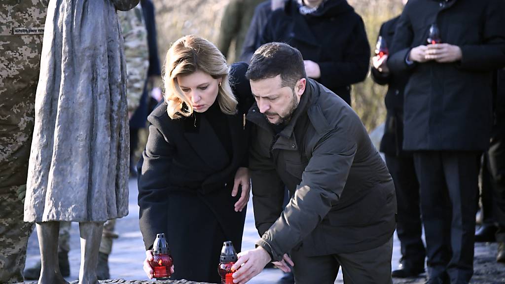 Die ukrainische First Lady Olena Zelenska und der ukrainische Präsident Wolodymyr Selenskyj nehmen an einer Gedenkveranstaltung zum Holodomor teil. Foto: Kupec Petr/CTK/dpa