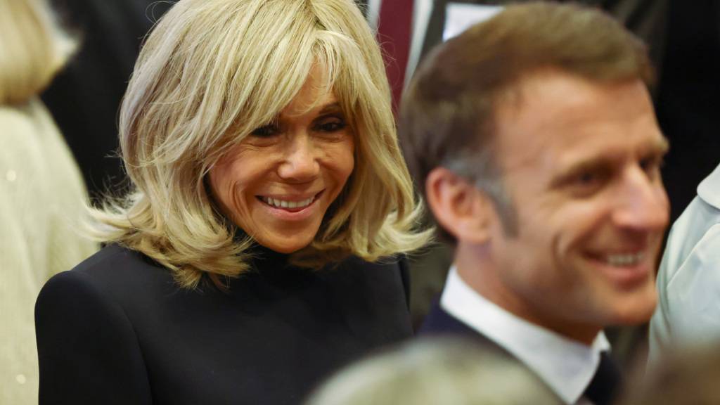 ARCHIV - Brigitte Macron, Ehefrau des Präsidenten von Frankreich, geht neben Emmanuel Macron, Präsident von Frankreich, nach der Verleihung des Internationalen Preises des Westfälischen Friedens durch den Festsaal im historischen Rathaus Münster. Im Prozess wegen Cybermobbings von Frankreichs First Lady werden in Paris die Urteile erwartet. (zu dpa: «Urteile wegen Cybermobbing gegen Brigitte Macron erwartet») Foto: Rolf Vennenbernd/dpa