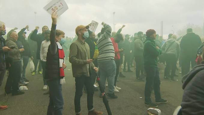 Fans stürmen altehrwürdiges Old Trafford Stadion: Spielverschiebung