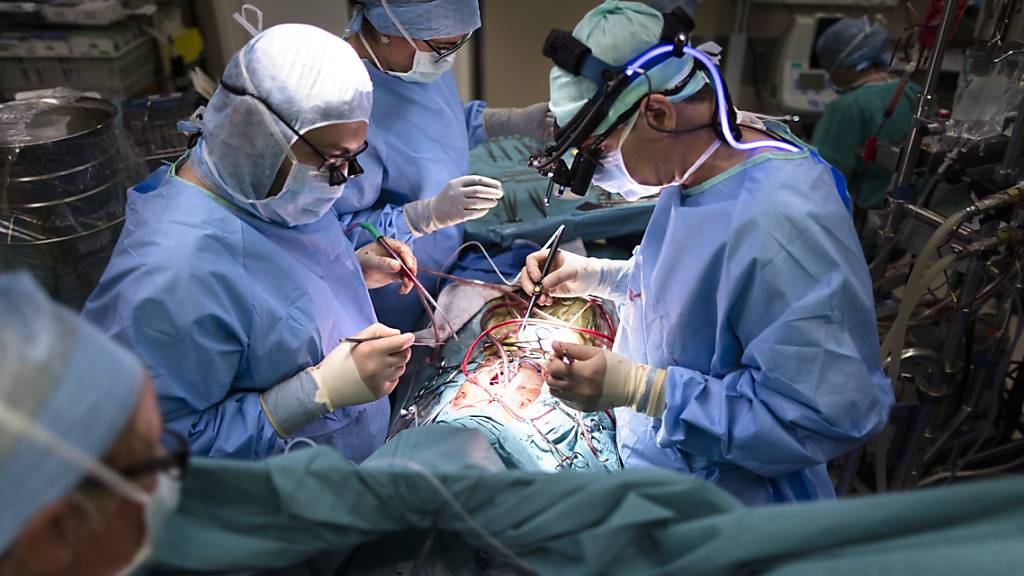 Herzchirurgen führen eine Operation an einem Kind durch. (Symbolbild)