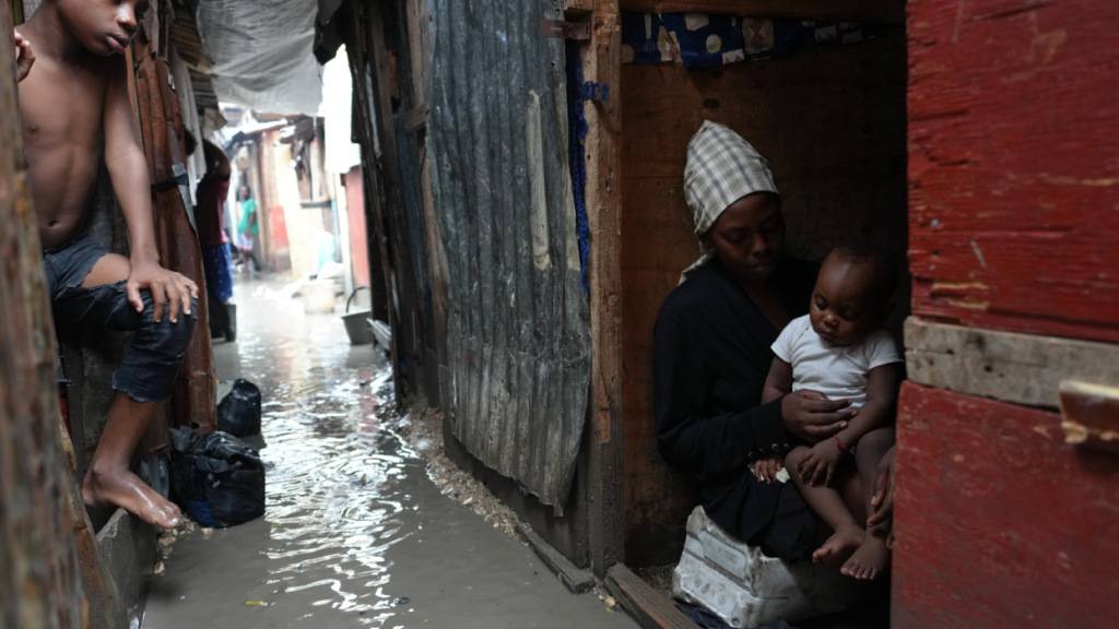 Während des Durchzugs von Hurrikan «Melissa» halten sich Menschen in einer überfluteten Notunterkunft für Familien in Haiti auf. Foto: Odelyn Joseph/AP/dpa