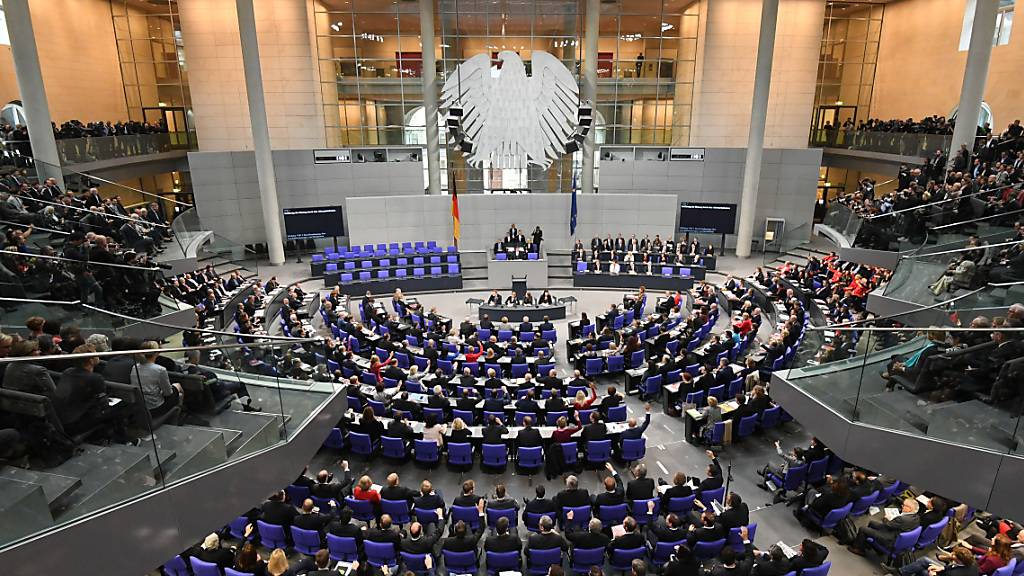 ARCHIV - Übersicht über die konstituierende Sitzung des 19. Deutschen Bundestages im Plenarsaal im Reichstagsgebäude im August 2017. Foto: Ralf Hirschberger/dpa