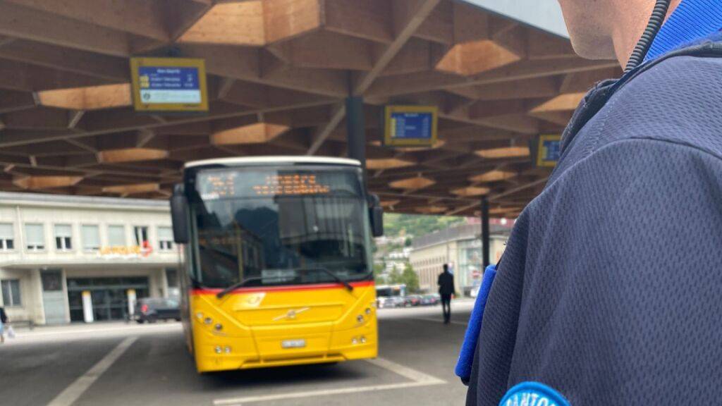 7-jähriger Postautofan verschwindet und wird in Bus wieder gefunden
