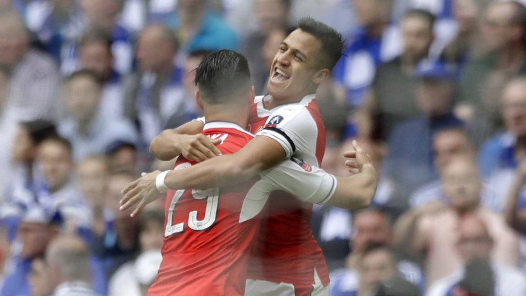 Der Schweizer Granit Xhaka jubelt mit Arsenal-Torschütze Alexis Sanchez über den Cupsieg
