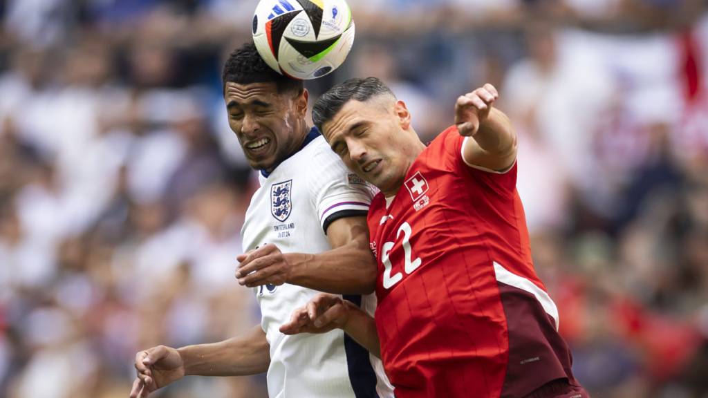 Fabian Schär (rechts) im EM-Viertelfinal in Düsseldorf im Kopfballduell mit Englands Starstürmer Jude Bellingham