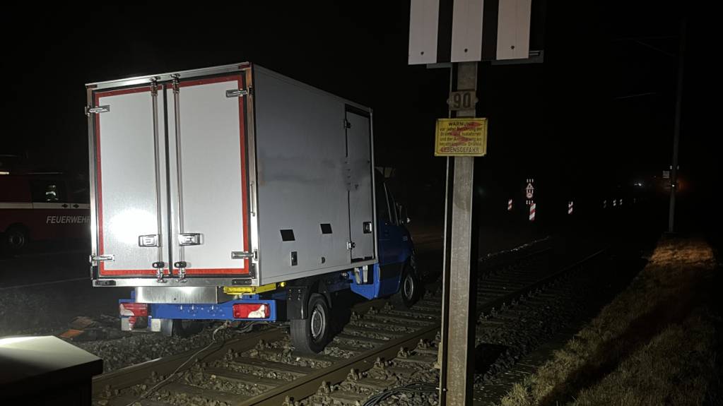 Lieferwagen bleibt in Gelfingen LU auf Bahngleisen stecken