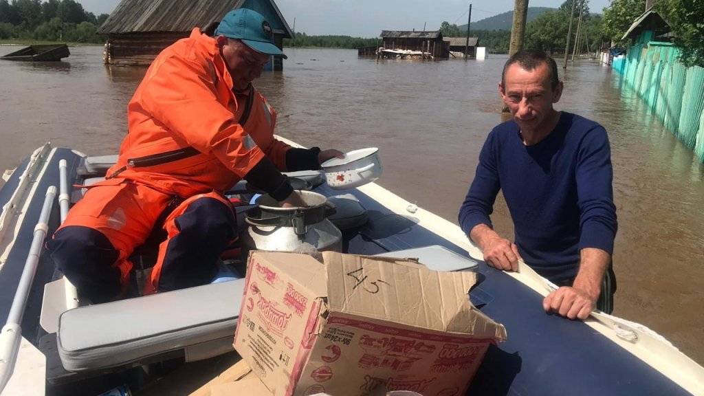 Nothelfer bringen den Menschen in den vom Hochwasser betroffenen Gebieten Lebensmittel.