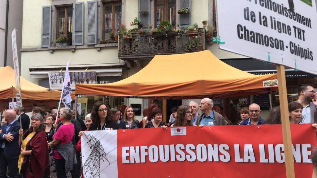 Der Gegner der Hochspannungsleitung zwischen Chamoson und Chippis demonstrierten am Freitagmorgen vor dem Grossen Rat des Kantons Wallis.