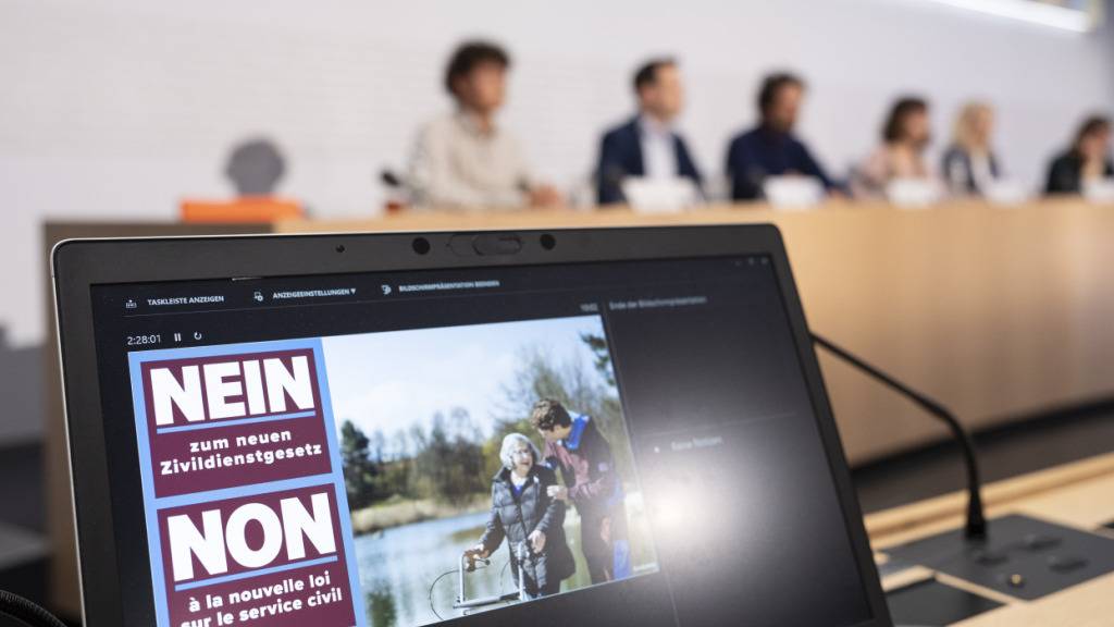 Die Gegnerinnen und Gegner von höheren Hürden für den Zivildienst haben gut fünf Wochen vor dem Abstimmungstermin ihre Nein-Kampagne lanciert.