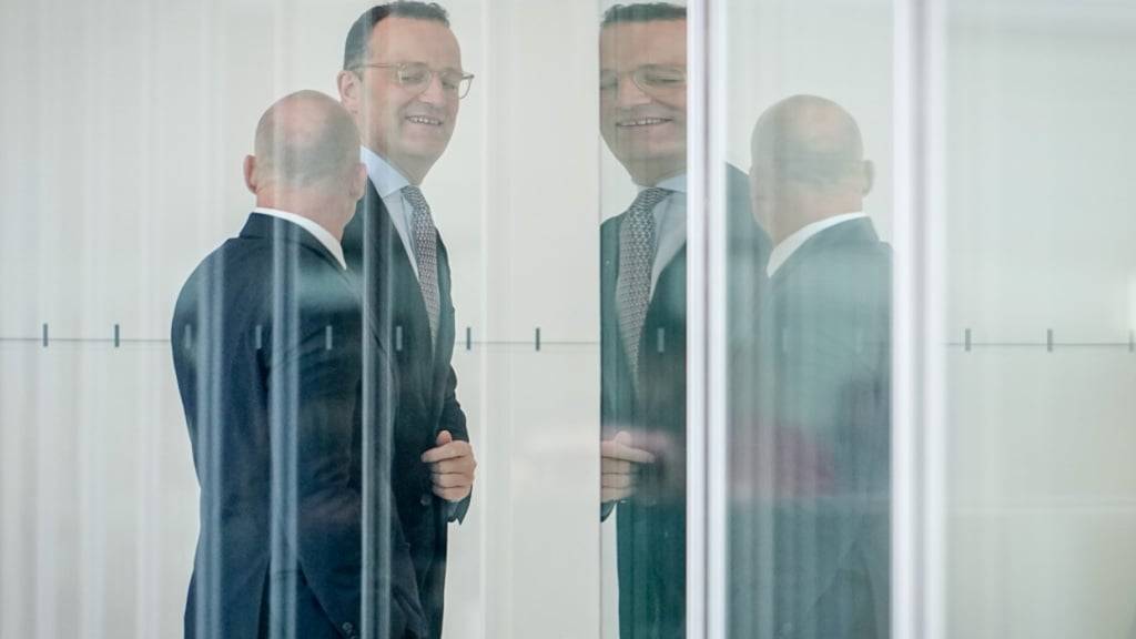 dpatopbilder - Jens Spahn, Vorsitzender der Unions-Fraktion im Bundestag, kommt zur Fraktionssitzung der Unionsparteien vor der Wahl von Richtern für das Bundesverfassungsgericht. Foto: Kay Nietfeld/dpa