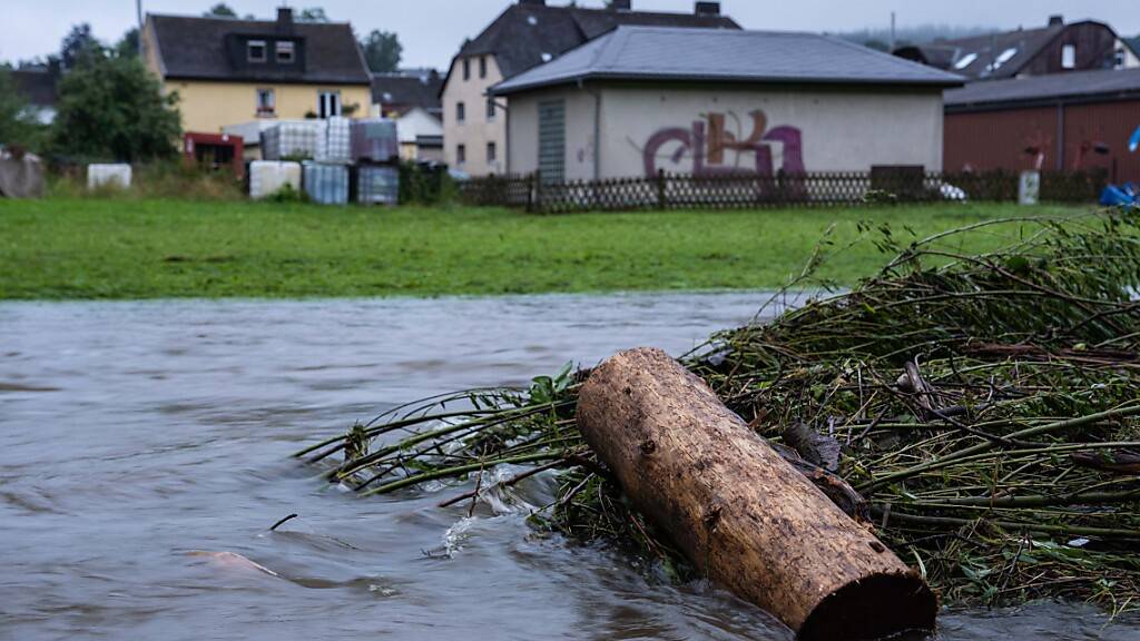 Die Selbitz ist in der gleichnamigen Ortschaft durch die starken Niederschläge zu einem reißenden Fluss geworden. Foto: Nicolas Armer/dpa