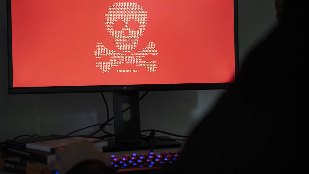 Internetkriminalität nimmt weltweit zu. Der Bundesrat handelt und rüstet bei der verwaltungsinternen Cybersicherheit auf. (Themenbild)