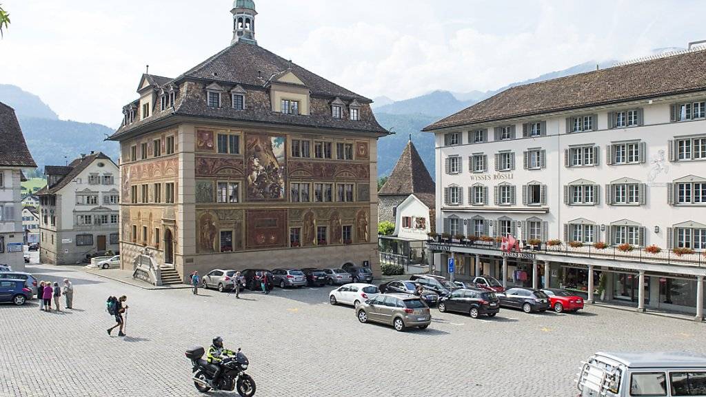 Im Rathaus zu Schwyz befindet sich der Gerichtssaal, in dem sich eine Frau wegen einer Beil-Attacke in ihrem Kosmetik-Salon verantworten musste. (Archivbild)