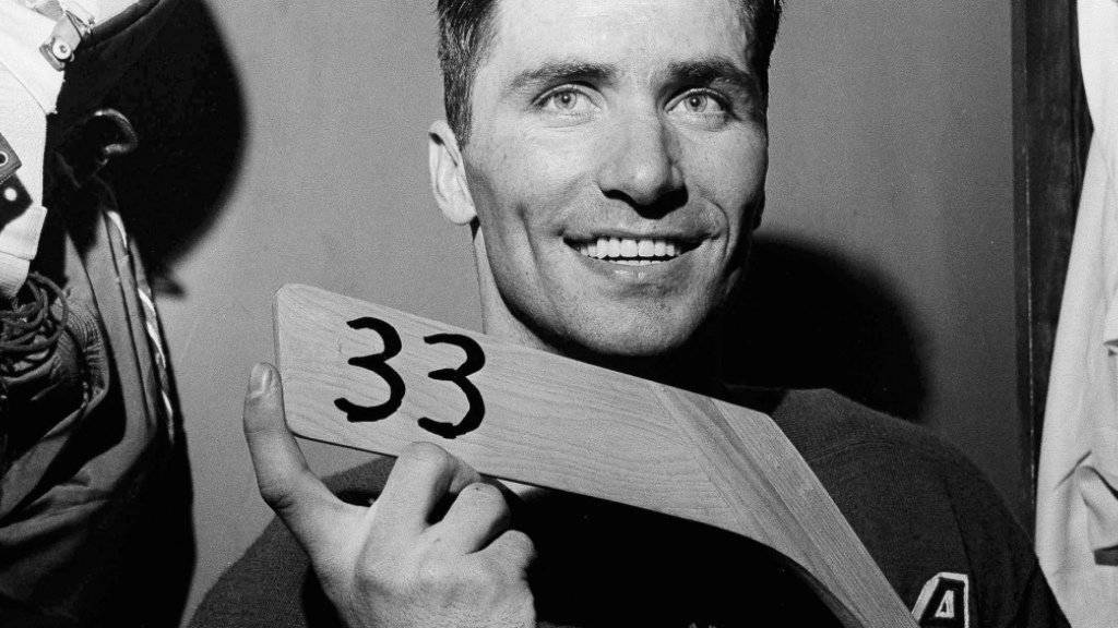 Der damalige Spieler der New York Rangers, Andy Bathgate, posiert am 1. März 1959 nach seinem 33. Saisontreffer für ein Foto