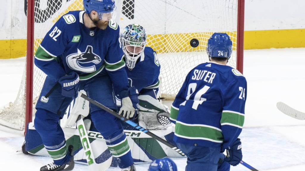 Die Vancouver Canucks nutzen den Heimvorteil und gestalten den Start in die Viertelfinalserie siegreich. Gegen die Edmonton Oilers resultiert ein 5:4 für das Team von Pius Suter (rechts)