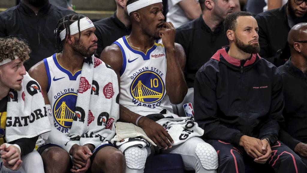 Der verletzte Stephen Curry (in schwarz) muss von der Bank aus zuschauen
