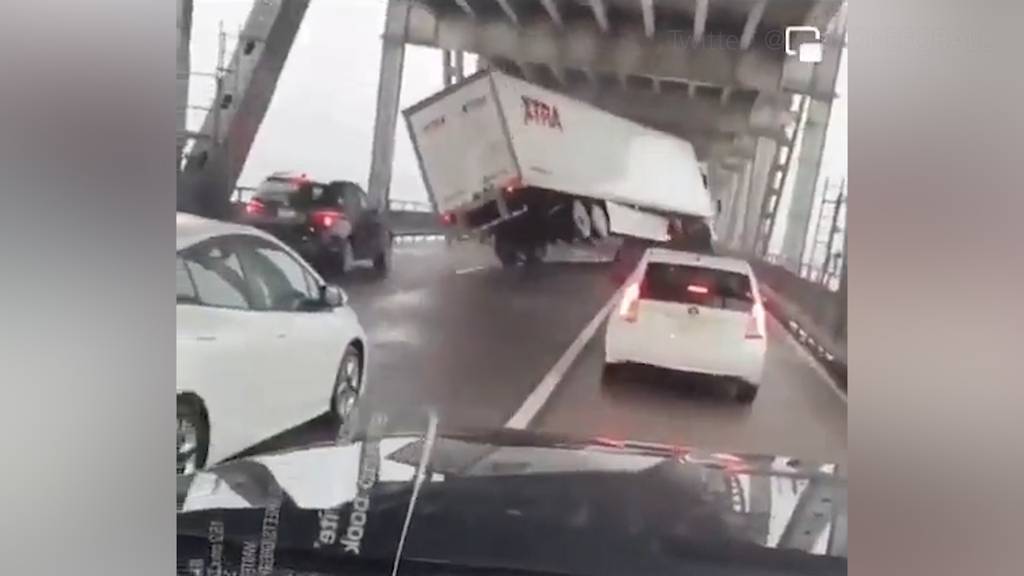 Zyklon in Kalifornien bläst beinahe Lastwagen von Brücke