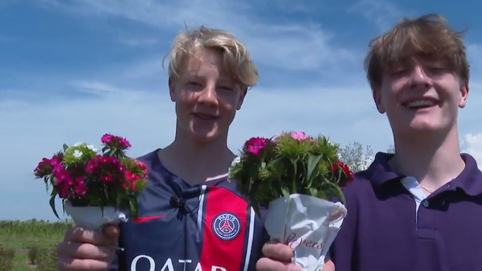 «Danke, dass du mich immer ins Eishockey fährst» - Teenies bringen Mamis Blumen
