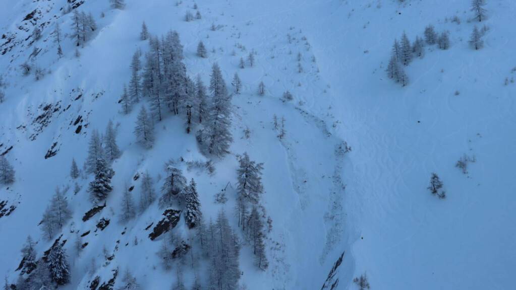 Bei einem Lawinenunglück im Val Ferret im Wallis ist ein Snowboarder tödlich verunglückt.