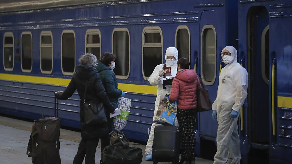 Mit Spezialzug zurückgeholt: Gesundheitspersonal überprüft in Kiew in der Ukraine gestrandete Russen vor der Rückkehr in die Heimat.